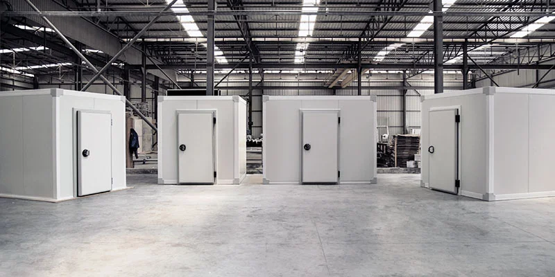Técnico realizando mantenimiento a un cuarto frío